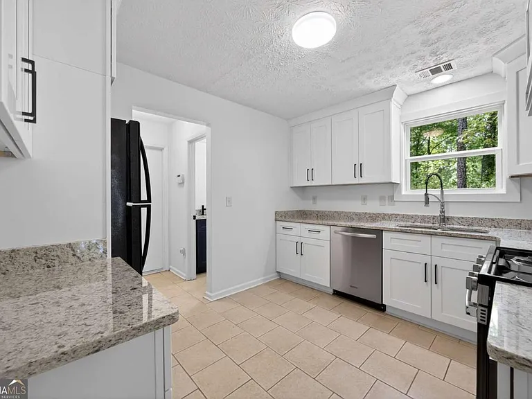 6898 Babbling Brook Dr — Photo 3