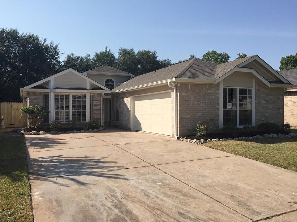 1st image of 19511 Lake Hollow Ln