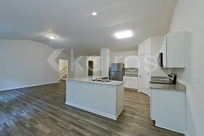 3 bed, 2.0 bath, 1800 sqft, $2,095 — Photo 3
