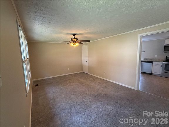 5th image of 617 Oakwood Ln