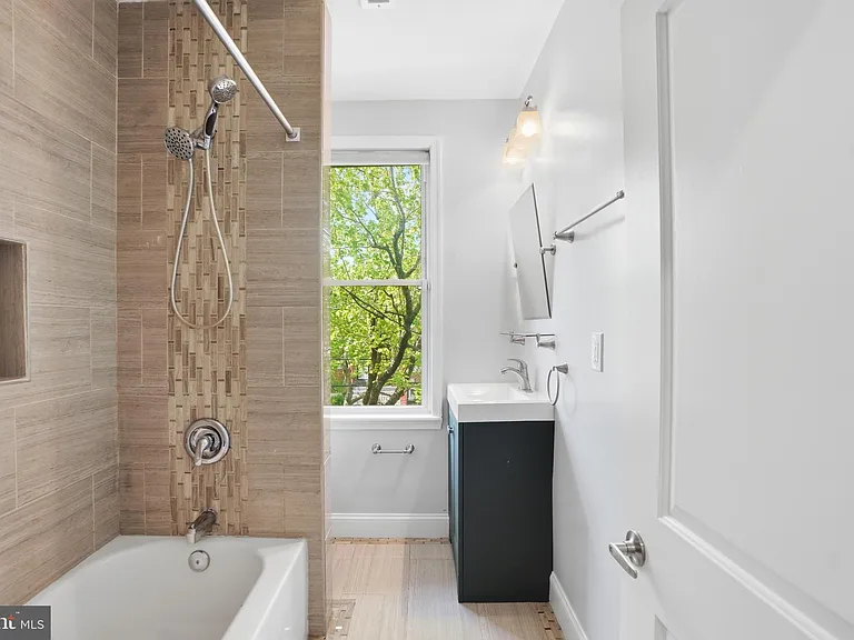 1118 Chicago St SE — Photo 13