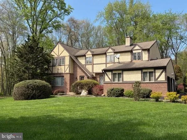 1 Joanna Dr, Malvern, PA 19355