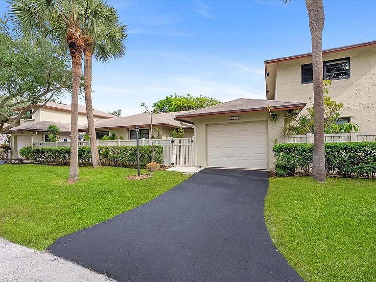 1821 NE 40th Ct #305 — Photo 2