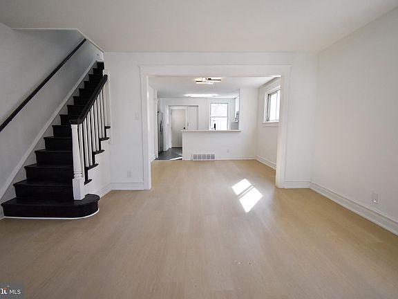 4th image of 247 Heather Rd