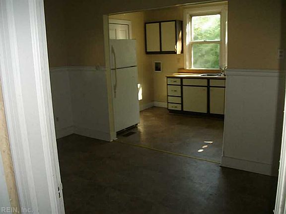 3rd image of 3826 Peterson St