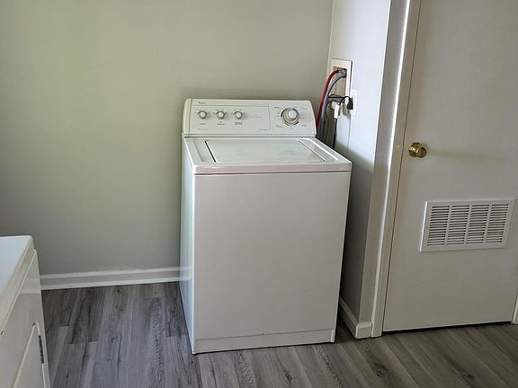 5th image of 38 Dell Ave
