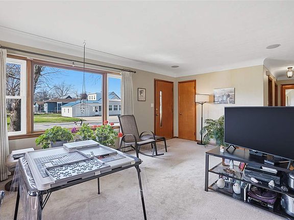 5th image of 1920 Burch Ave NW
