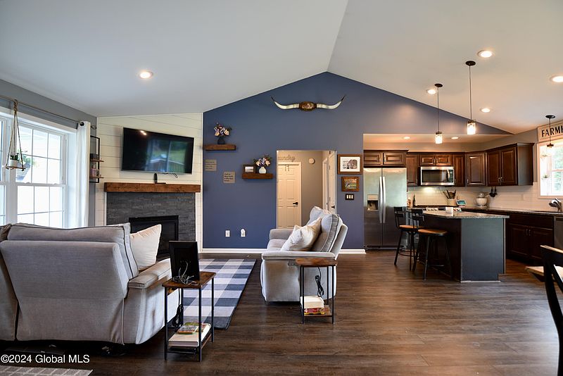 4th image of 42 Wiley Way