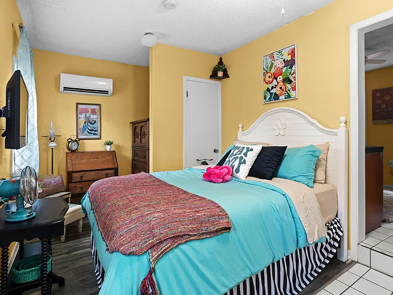 303 Morningside Dr — Photo 2