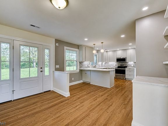4th image of 540 Blackpoint Rd