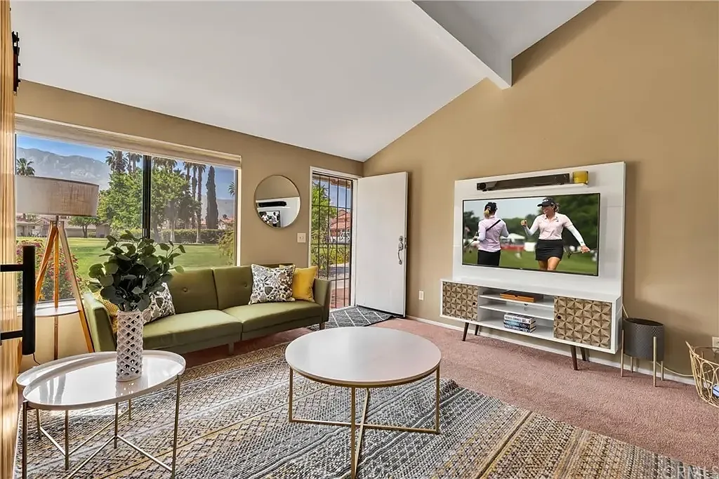 3 bed, 1327 sqft, $2,300 — Photo 2
