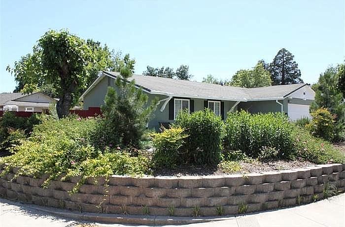 corner lot - Front yard