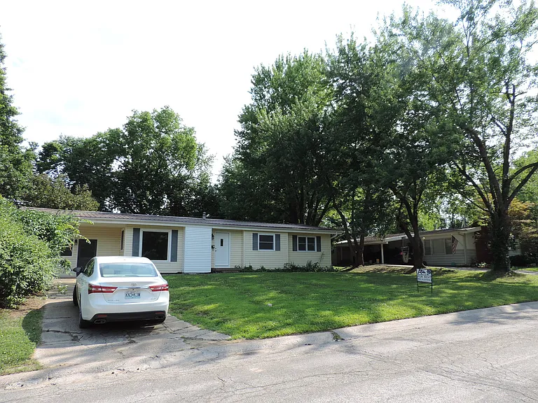 804 E Clark St — Photo 2