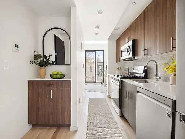 1064 Hancock St #302, Brooklyn, NY 11221