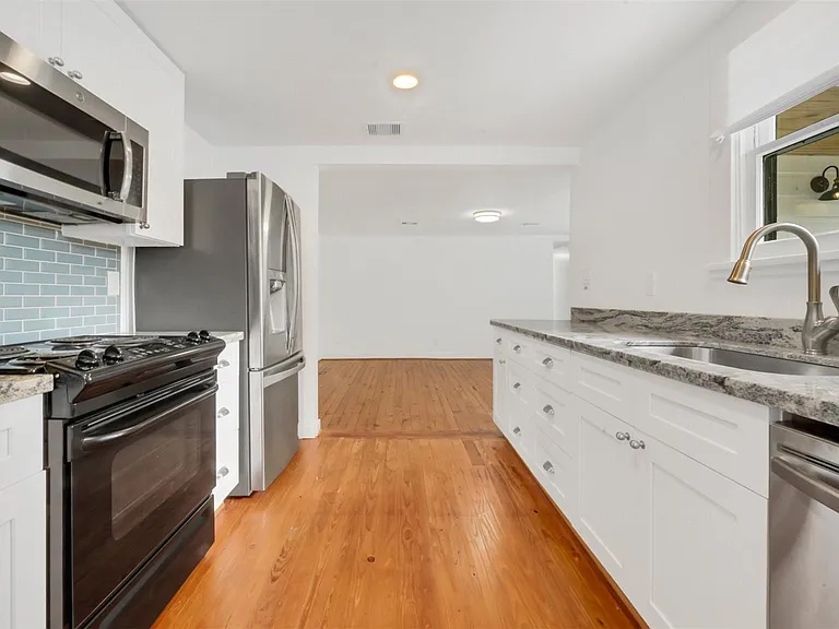 129 E 31st 1/2 St — Photo 1