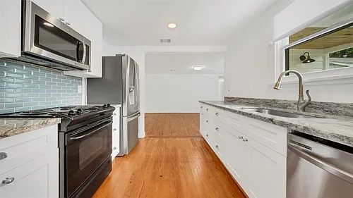 129 E 31st 1/2 St Photo 1