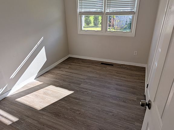 5th image of 444 Colonial Rd