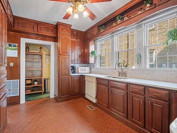 4th image of 812 Windsor Ct