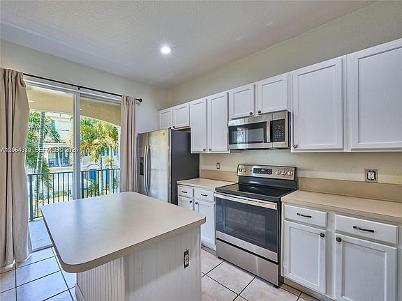 4th image of 3182 N Greenleaf Cir