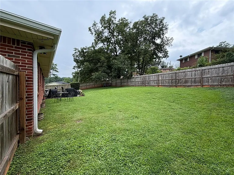 2465 Miriam Ln — Photo 19