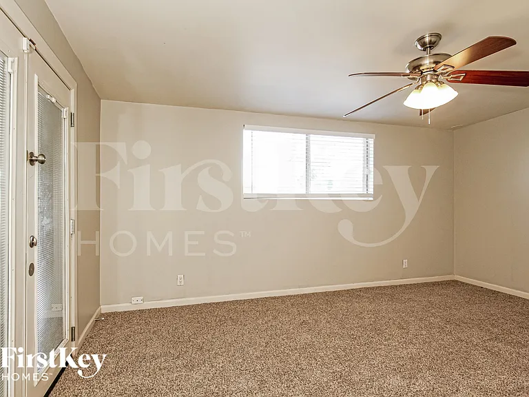 8802 N 35th Dr — Photo 8
