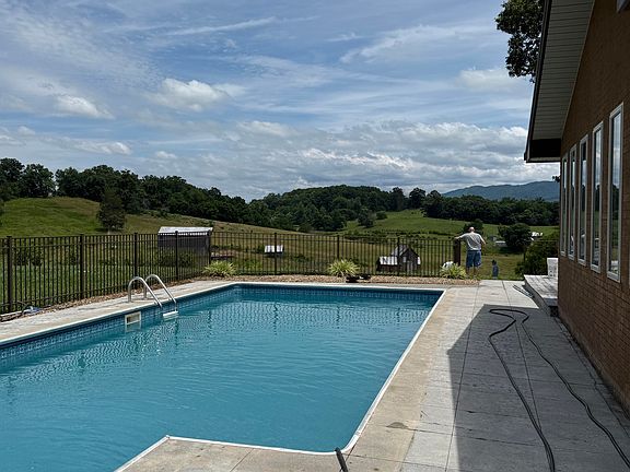 4th image of 690 S Highway 340