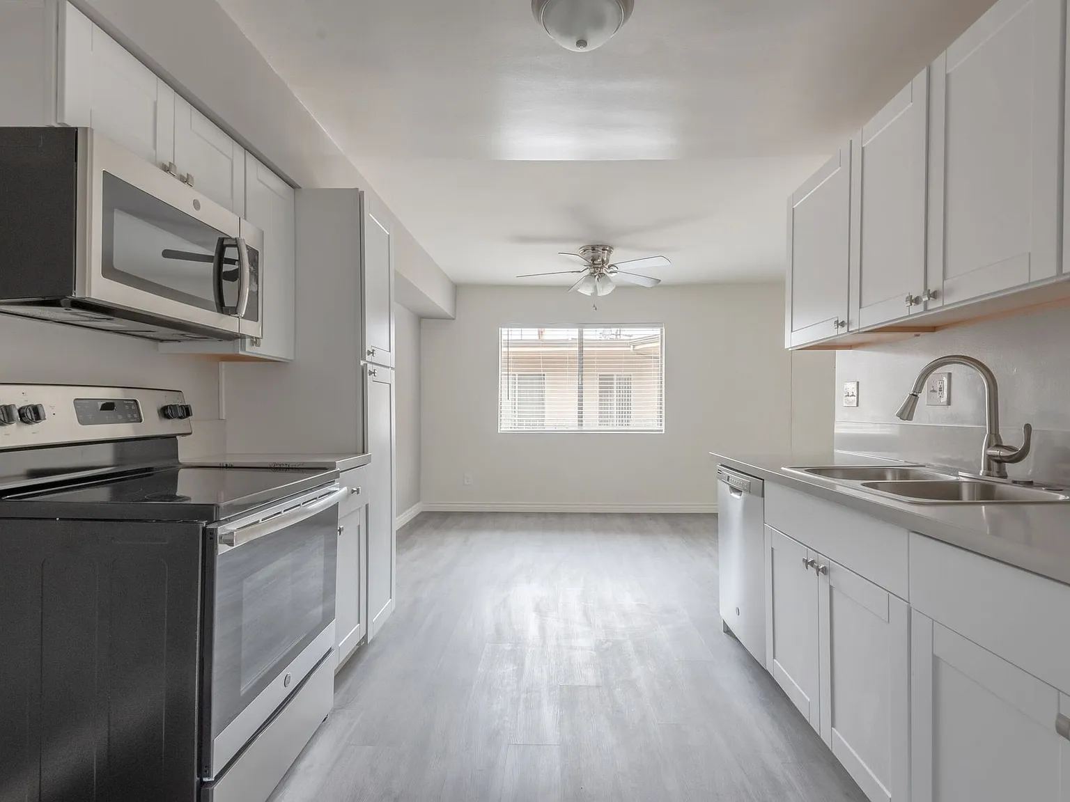 Fountainebleu Apartments — Photo 3