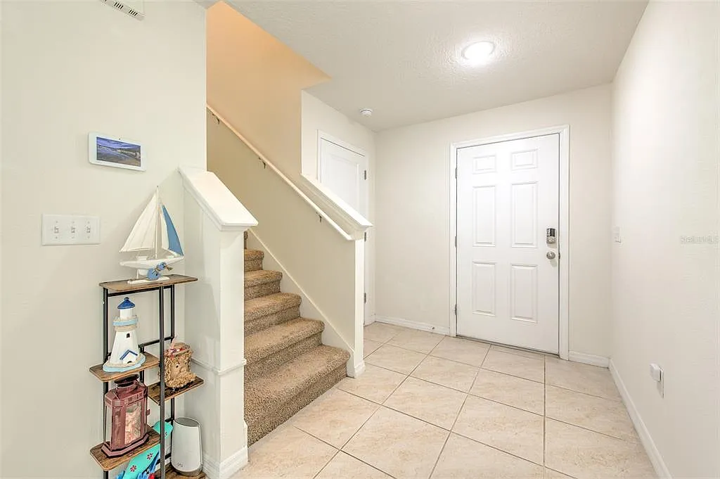 4 bed, 2.5 bath, 2328 sqft, $2,500 — Photo 4