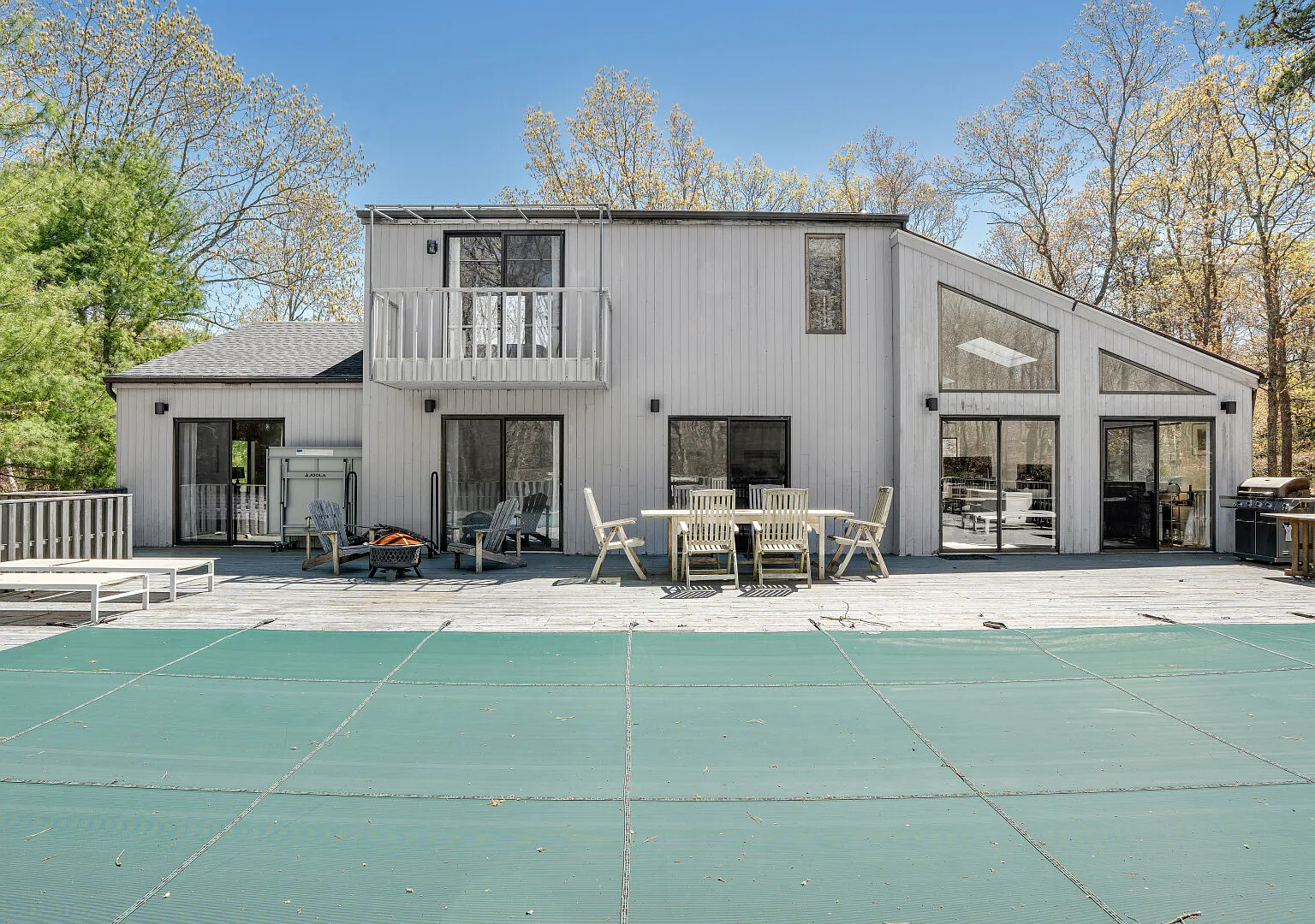 Charming East Hampton Home, private yard with fenced in pool — Photo 2