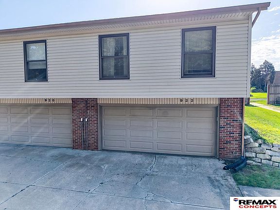 3rd image of 922 Carriage Way