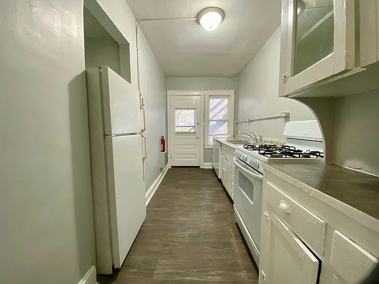 Valentine Place Apartments — Photo 38