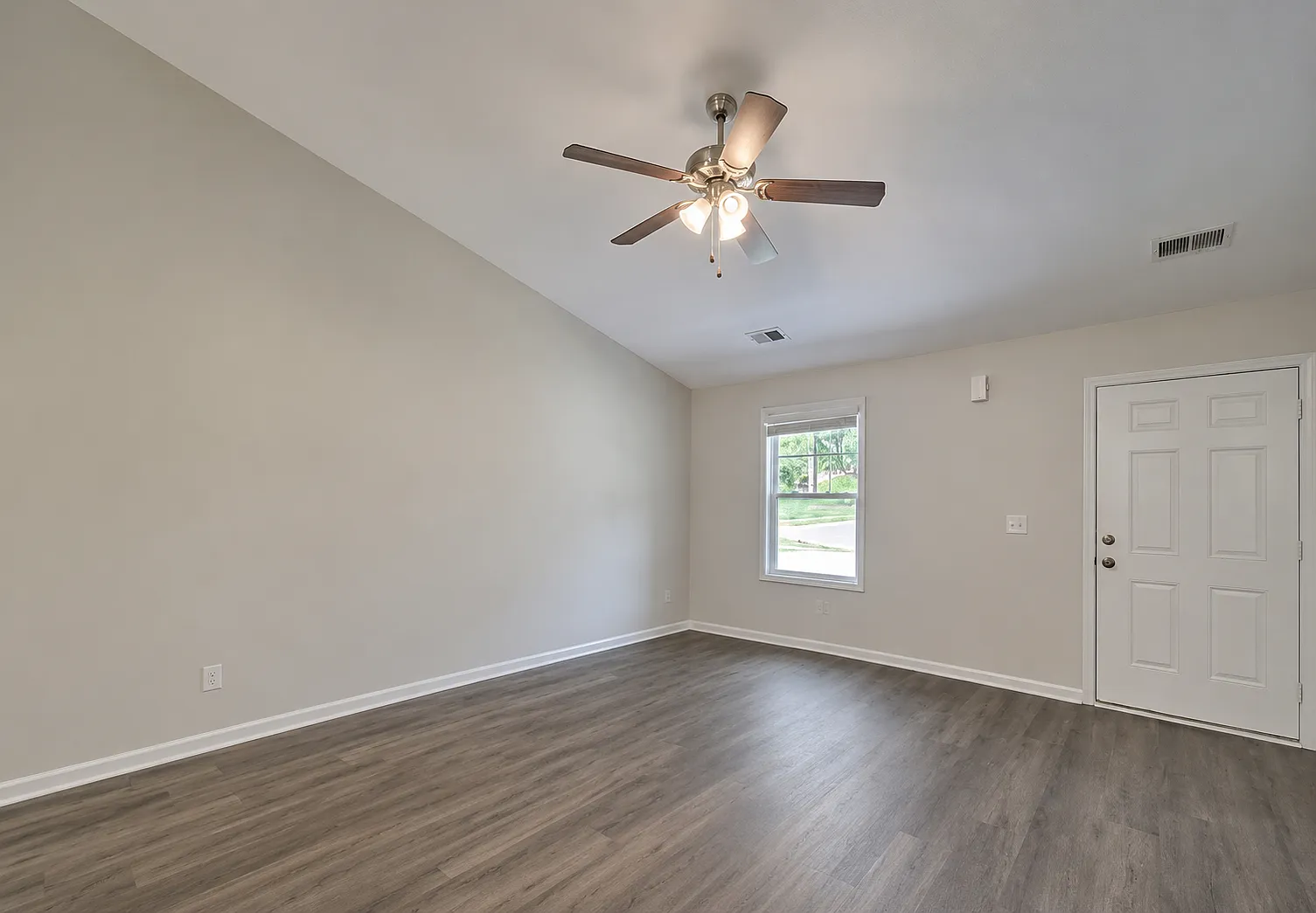 3 bed, 1300 sqft, $1,700 — Photo 2