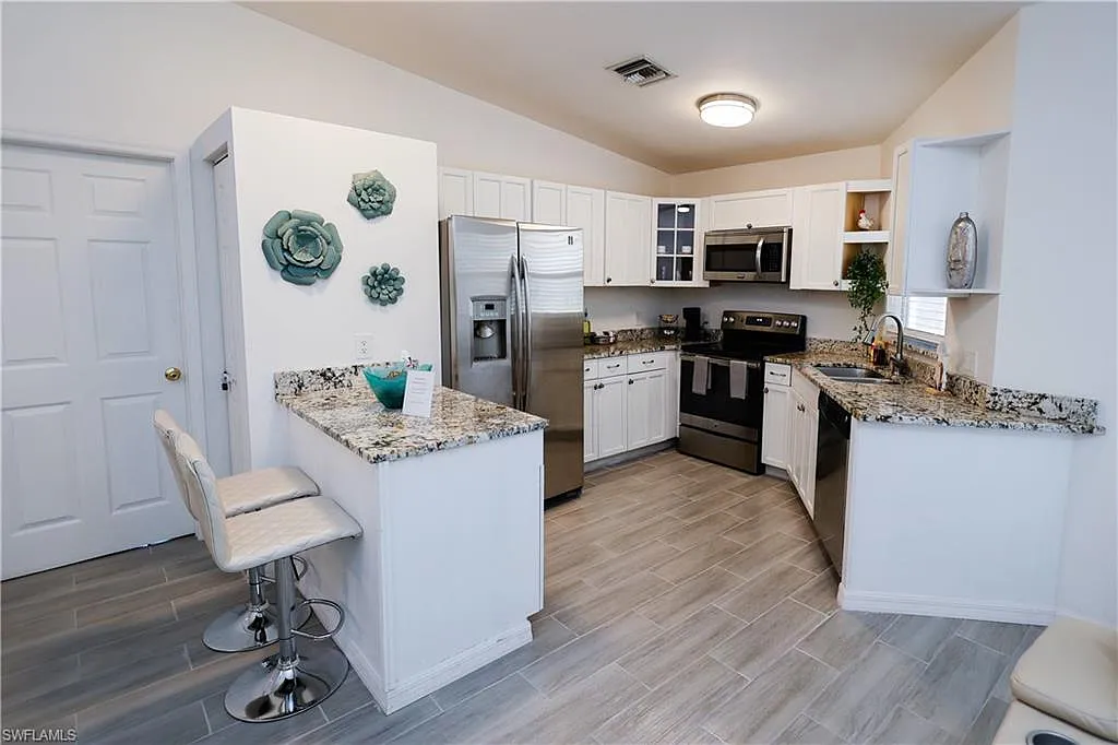 3 bed, 2.0 bath, 1025 sqft, $2,700 — Photo 4