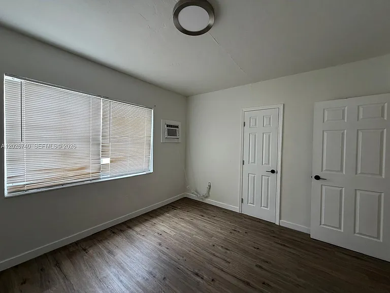 535 SW 7th St #4 — Photo 8