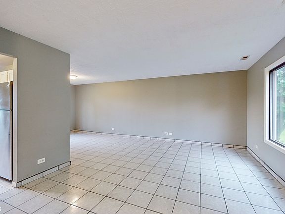 4th image of 1052 Crestwood Ln
