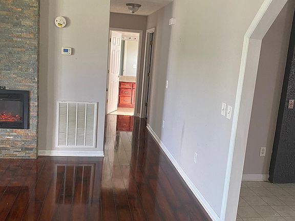5th image of 107 S Wood Ln