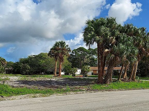 2nd image of 101 SW Essex Dr