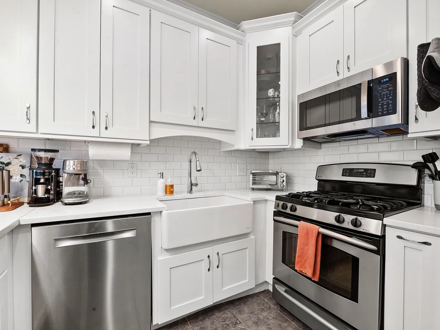 1 bed, 1.0 bath, $4,100 — Photo 3