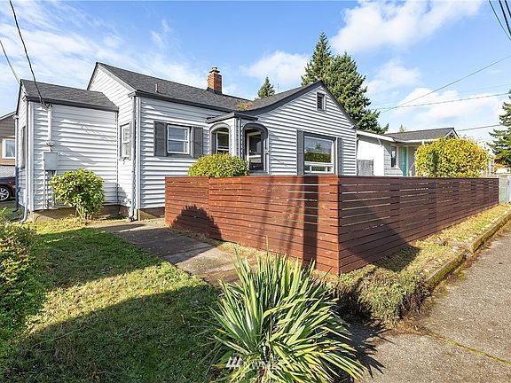 Fully fenced yard with parking in rear