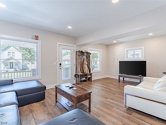 3rd image of 3297 W 127th St