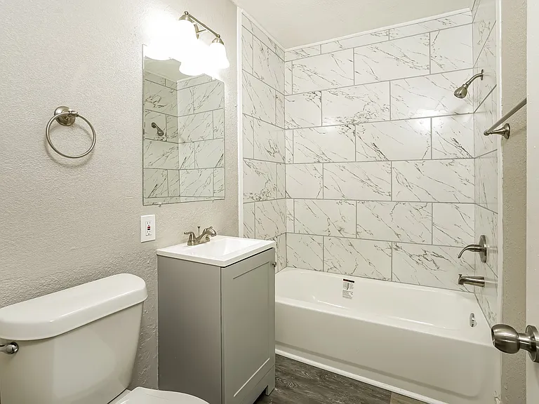 1583682_009_main_bathroom_12870165.jpg