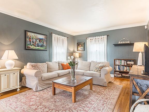 3rd image of 437 E Gregory Blvd