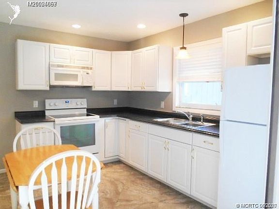 4th image of 1030 SW 31st St #1030