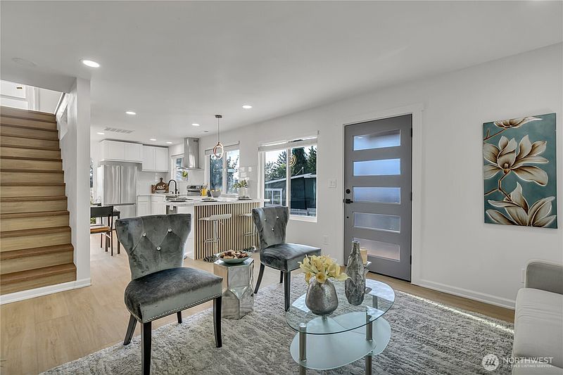5th image of 5908 Beacon Avenue S