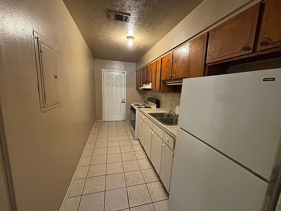 2nd image of 621 Hughes St #11