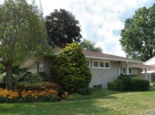 18 5th Pl, Syosset, NY 11791