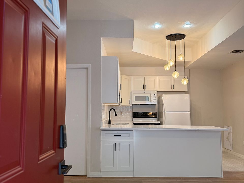 1st image of 817 Lyndhurst St #C