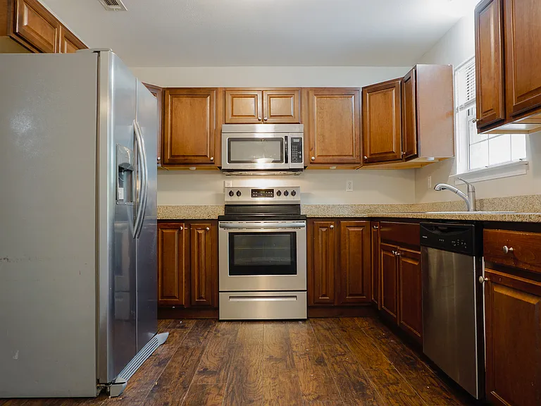 6115 Willow Ln N — Photo 10