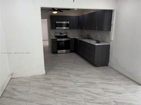 1492 NW 38th St, Miami, FL