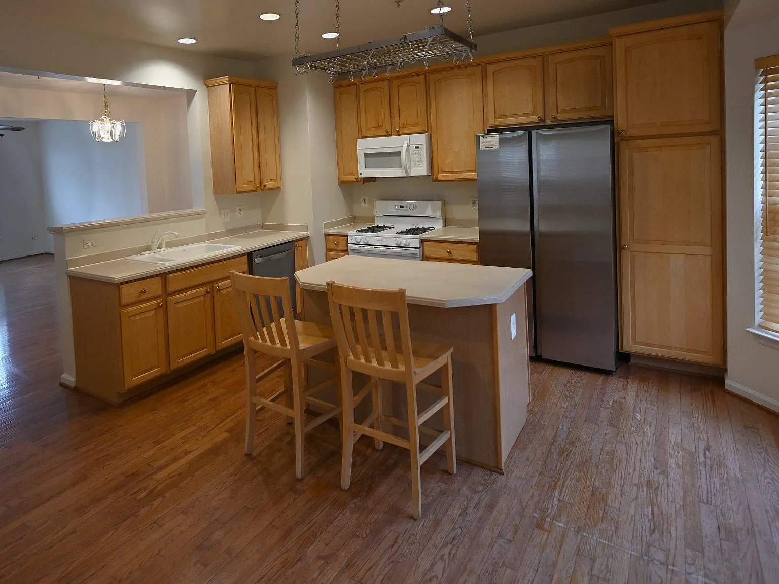 4 bed, 3.5 bath, 1648 sqft, $3,500 — Photo 2